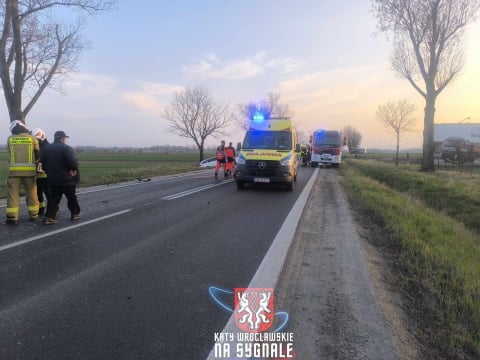 Zderzenie czterech samochodów na DK 8 w Kobierzycach! Trzy osoby ranne, lądował śmigłowiec LPR [ZDJĘCIA] - 4
