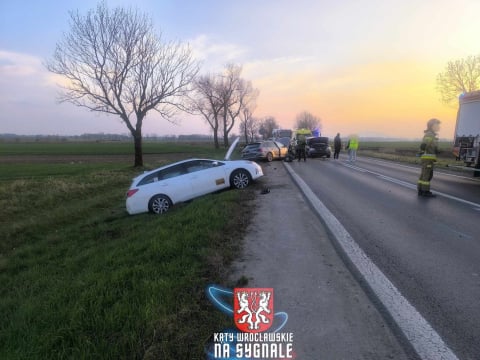 Zderzenie czterech samochodów na DK 8 w Kobierzycach! Trzy osoby ranne, lądował śmigłowiec LPR [ZDJĘCIA] - 6