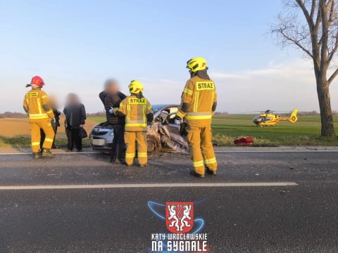 Zderzenie czterech samochodów na DK 8 w Kobierzycach! Trzy osoby ranne, lądował śmigłowiec LPR [ZDJĘCIA] - 8