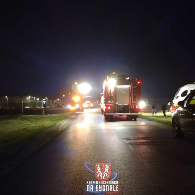 Wypadek w Chrzanowie. Samoch&oacute;d wpadł pod pociąg