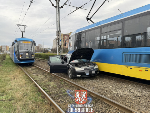 Wypadek we Wrocławiu. Samochód osobowy uderzył w tramwaj - 0