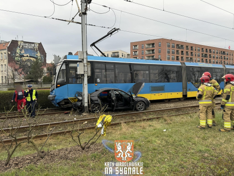 Wypadek we Wrocławiu. Samochód osobowy uderzył w tramwaj - 1