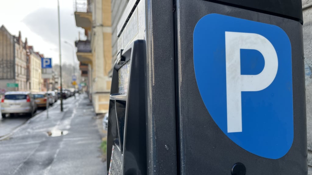 Tańsze parkowanie dla mieszkańców Szklarskiej Poręby. W Jeleniej Górze ceny bez zmian - Mieszkańcy Szklarskiej Poręby będą parkować taniej. Fot. Maciej Ryłkiewicz