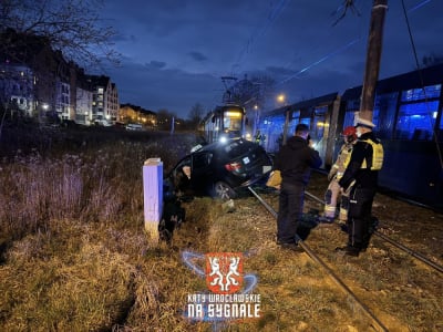 Taks&oacute;wka zderzyła się z tramwajem. Pojazd wpadł do rowu i zablokował torowisko