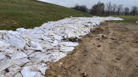 Setki worków zalegają na wale. Wody Polskie obiecują naprawę do końca roku - 1