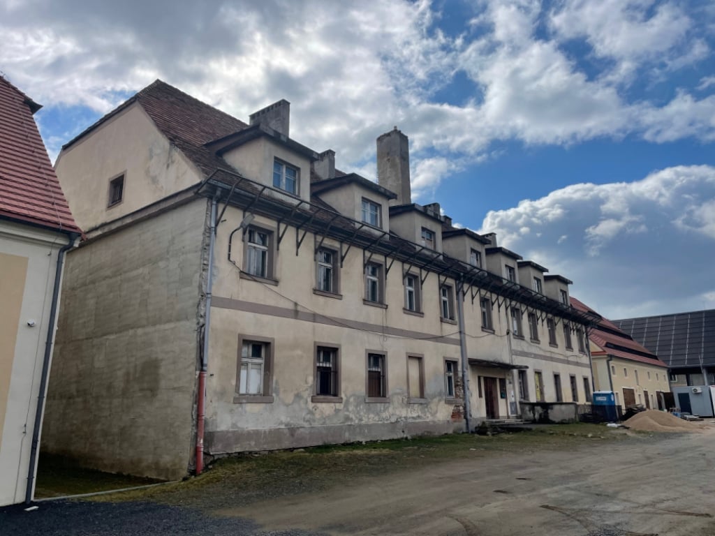 To będzie wisienka na torcie. Przy Pałacu Sobieszów powstanie Karkonoska Zielona Szkoła – Dawna Bursa w Sobieszowie też doczeka się remontu. Fot. Jakub Thauer