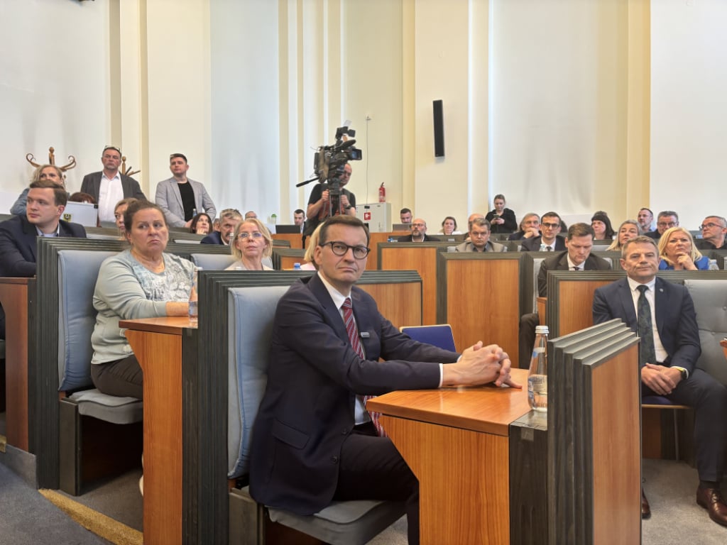 "Niech się rząd weźmie do roboty". Mateusz Morawiecki na nadzwyczajnej sesji Sejmiku Województwa Dolnośląskiego – Mateusz Morawiecki na nadzwyczajnej sesji Sejmiku Województwa Dolnośląskiego. Fot. Joanna Jaros