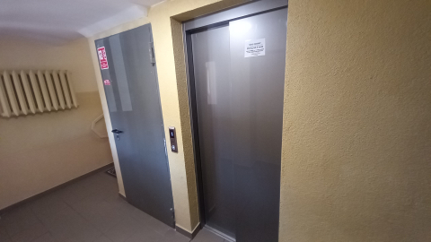 Był zsyp na śmieci, a jest winda. Przebudowa w bloku rozwiązała "problem siedmiu schodków" - 1