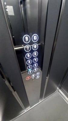Był zsyp na śmieci, a jest winda. Przebudowa w bloku rozwiązała "problem siedmiu schodków" - 3