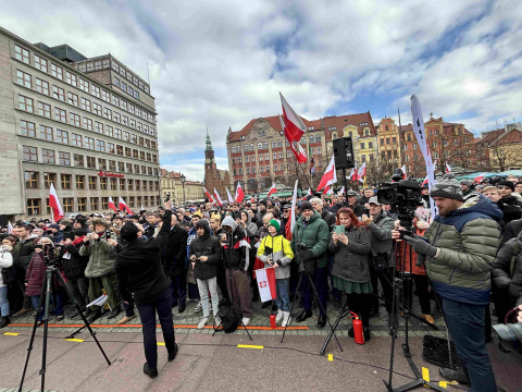 "Front gaśnicowy idzie przez Polskę". Grzegorz Braun odwiedził Wrocław - 0