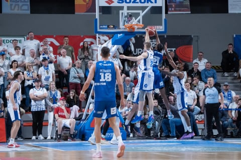 Beniaminek nie dał rady liderowi rozgrywek - 3