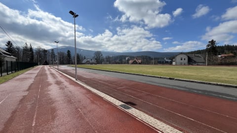 Dziury w bieżni i braki w infrastrukturze. Co dalej ze stadionem w Szklarskiej Porębie? - 1