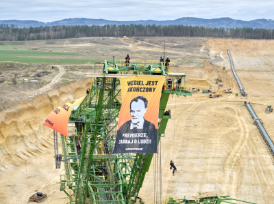 Aktywiści Greenpeace okupują olbrzymią koparkę w kopalni Tur&oacute;w. Wywiesili transparent z podobizną Donalda Tuska