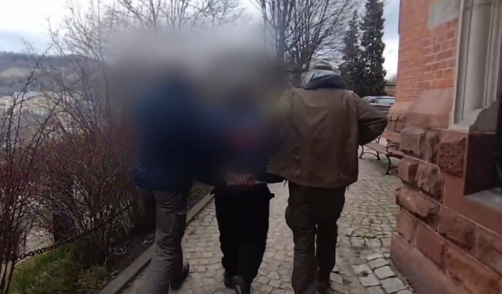 Próbował zadźgać swoją ofiarę, a potem ukrywał się na Dolnym Śląsku. Niemiec zatrzymany w Polsce [WIDEO] - Obywatel Niemiec zatrzymany przez dolnośląskich policjantów. Fot. dolnoslaska.policja.gov.pl