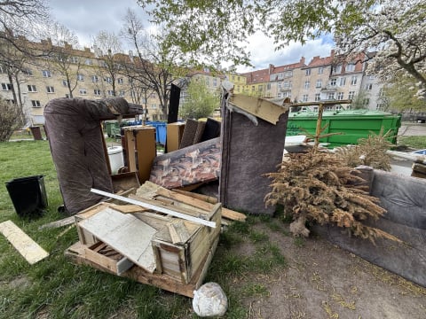 Na tym wrocławskim podwórku śmieci zalegają od miesięcy. "Nikt o to nie dba" [ZDJĘCIA] - 0