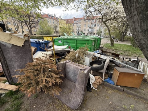 Na tym wrocławskim podwórku śmieci zalegają od miesięcy. "Nikt o to nie dba" [ZDJĘCIA] - 2