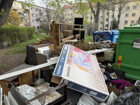 Na tym wrocławskim podwórku śmieci zalegają od miesięcy. "Nikt o to nie dba" [ZDJĘCIA] - 4