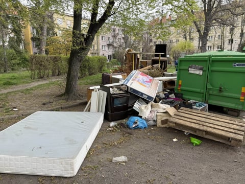 Na tym wrocławskim podwórku śmieci zalegają od miesięcy. "Nikt o to nie dba" [ZDJĘCIA] - 5