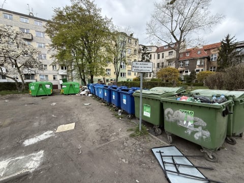 Na tym wrocławskim podwórku śmieci zalegają od miesięcy. "Nikt o to nie dba" [ZDJĘCIA] - 6