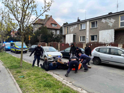 Awantura we Wrocławiu. Squattersi nie chcieli opuścić budynku. Policjanci musieli użyć siły