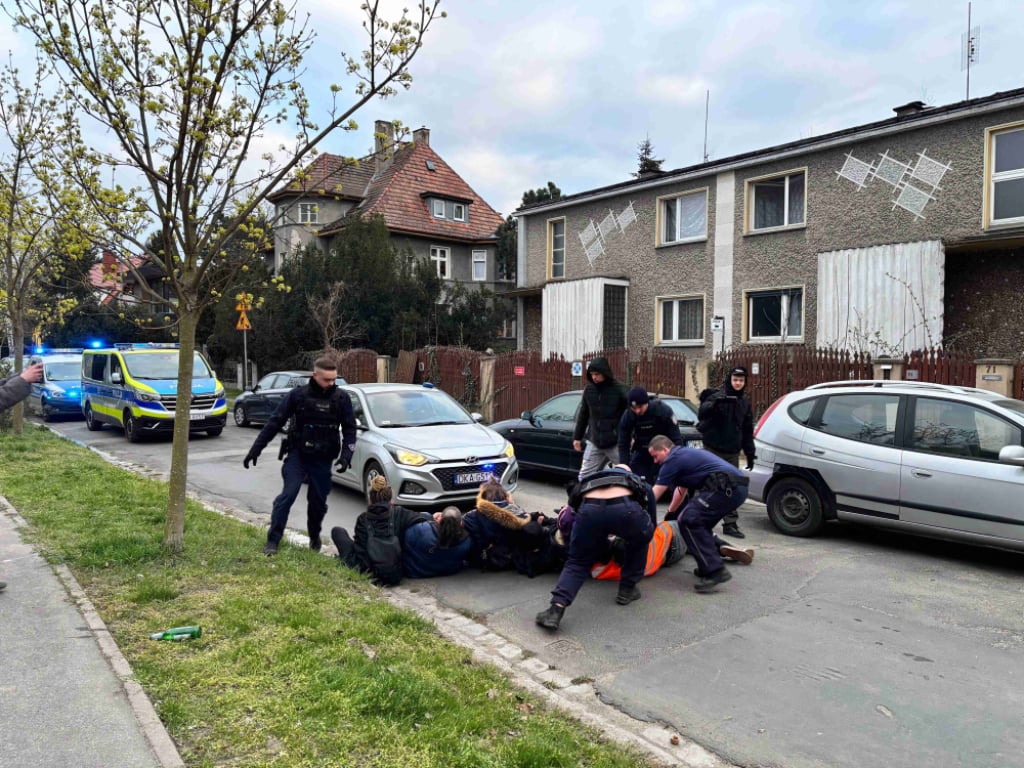 Wrocław: Squattersi nie chcieli opuścić budynku. Policjanci musieli użyć siły [WIDEO] - Interwencja policji przy ulicy Sokolej we Wrocławiu. Fot. Joanna Jaros/ Radio Wrocław