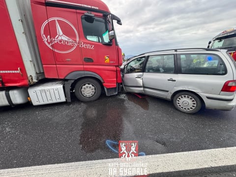 Czołowe zderzenie ciężarówki i samochodu osobowego w Jordanowie Śląskim. Droga jest zablokowana [ZDJĘCIA] - 0
