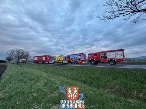 Czołowe zderzenie ciężarówki i samochodu osobowego w Jordanowie Śląskim. Droga jest zablokowana [ZDJĘCIA] - 1