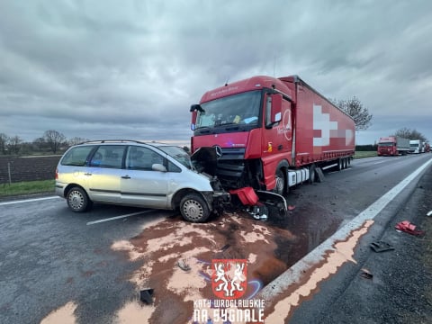 Czołowe zderzenie ciężarówki i samochodu osobowego w Jordanowie Śląskim. Droga jest zablokowana [ZDJĘCIA] - 2