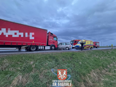Czołowe zderzenie ciężarówki i samochodu osobowego w Jordanowie Śląskim. Droga jest zablokowana [ZDJĘCIA] - 3