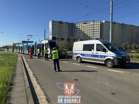 Tramwaj zderzył się z samochodem we Wrocławiu. Utrudnienia dla pasażerów z południa [ZDJĘCIA] - 1