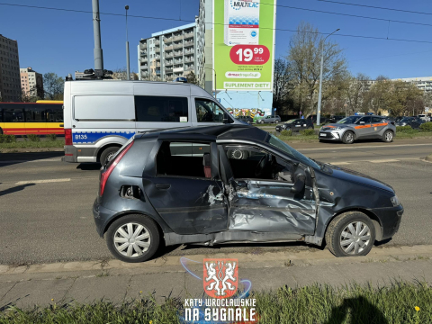 Tramwaj zderzył się z samochodem we Wrocławiu. Utrudnienia dla pasażerów z południa [ZDJĘCIA] - 2