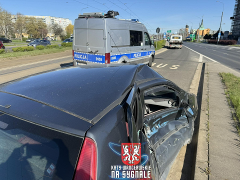 Tramwaj zderzył się z samochodem we Wrocławiu. Utrudnienia dla pasażerów z południa [ZDJĘCIA] - 3