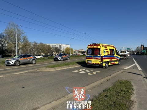 Tramwaj zderzył się z samochodem we Wrocławiu. Utrudnienia dla pasażerów z południa [ZDJĘCIA] - 4