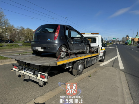 Tramwaj zderzył się z samochodem we Wrocławiu. Utrudnienia dla pasażerów z południa [ZDJĘCIA] - 5