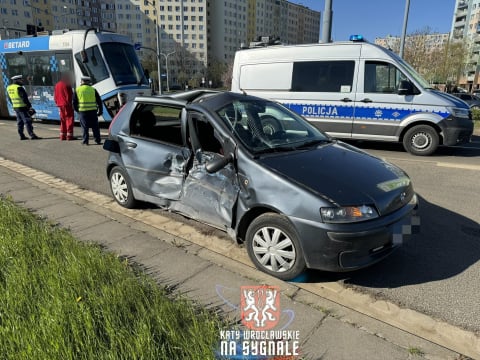 Tramwaj zderzył się z samochodem we Wrocławiu. Utrudnienia dla pasażerów z południa [ZDJĘCIA] - 6