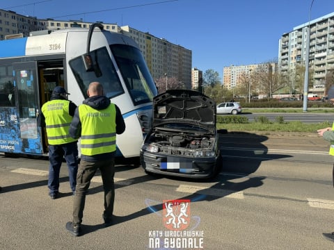 Tramwaj zderzył się z samochodem we Wrocławiu. Utrudnienia dla pasażerów z południa [ZDJĘCIA] - 7