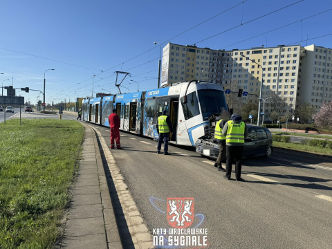 Tramwaj zderzył się z samochodem we Wrocławiu. Utrudnienia dla pasażerów z południa [ZDJĘCIA] - 8