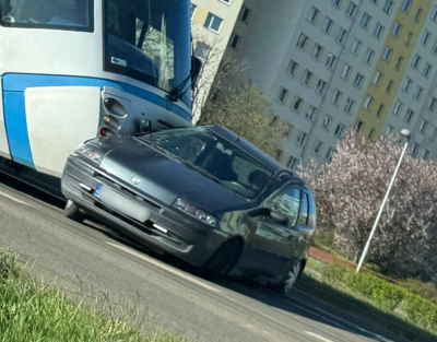 Tramwaj zderzył się z samochodem we Wrocławiu. Nie kursowały tramwaje na Gaj