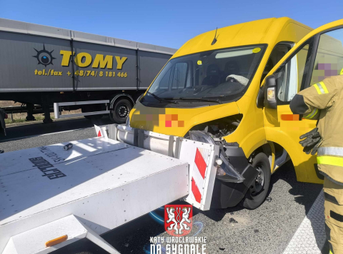 Kurier wjechał w służby drogowe na autostradzie A4. Utrudnienia w okolicach Wrocławia [ZDJĘCIA] - 0