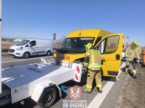 Kurier wjechał w służby drogowe na autostradzie A4. Utrudnienia w okolicach Wrocławia [ZDJĘCIA] - 1