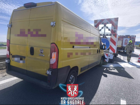 Kurier wjechał w służby drogowe na autostradzie A4. Utrudnienia w okolicach Wrocławia [ZDJĘCIA] - 2