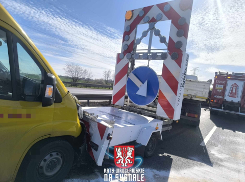 Kurier wjechał w służby drogowe na autostradzie A4. Utrudnienia w okolicach Wrocławia [ZDJĘCIA] - 3