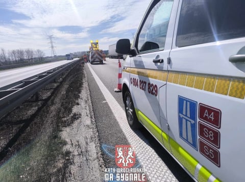 Kurier wjechał w służby drogowe na autostradzie A4. Utrudnienia w okolicach Wrocławia [ZDJĘCIA] - 4