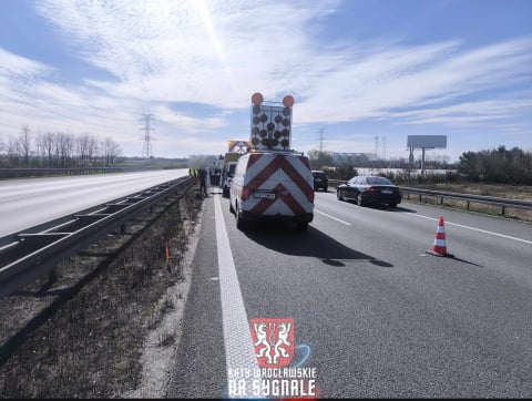 Kurier wjechał w służby drogowe na autostradzie A4. Utrudnienia w okolicach Wrocławia [ZDJĘCIA] - 5