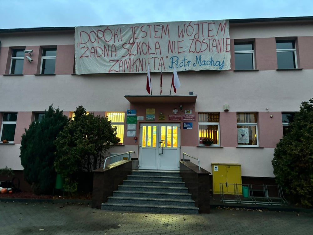 Kuratorium przeciwne zamknięciu szkoły w Żarskiej Wsi. Gmina zapowiada odwołanie, mieszkańcy chcą... odwołania wójta - Mieszkańcy Żarskiej Wsi walczą o to, by szkoła nie została zamknięta. Fot: archwium prywatne rodziców