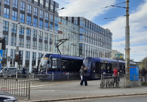 Kolejny dzień pieszego pasażera we Wrocławiu? Brak napięcia w sieci zatrzymał kilkanaście tramwajów - 0