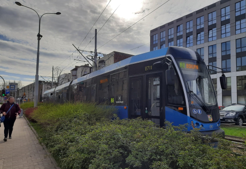 Kolejny dzień pieszego pasażera we Wrocławiu? Brak napięcia w sieci zatrzymał kilkanaście tramwajów - 1