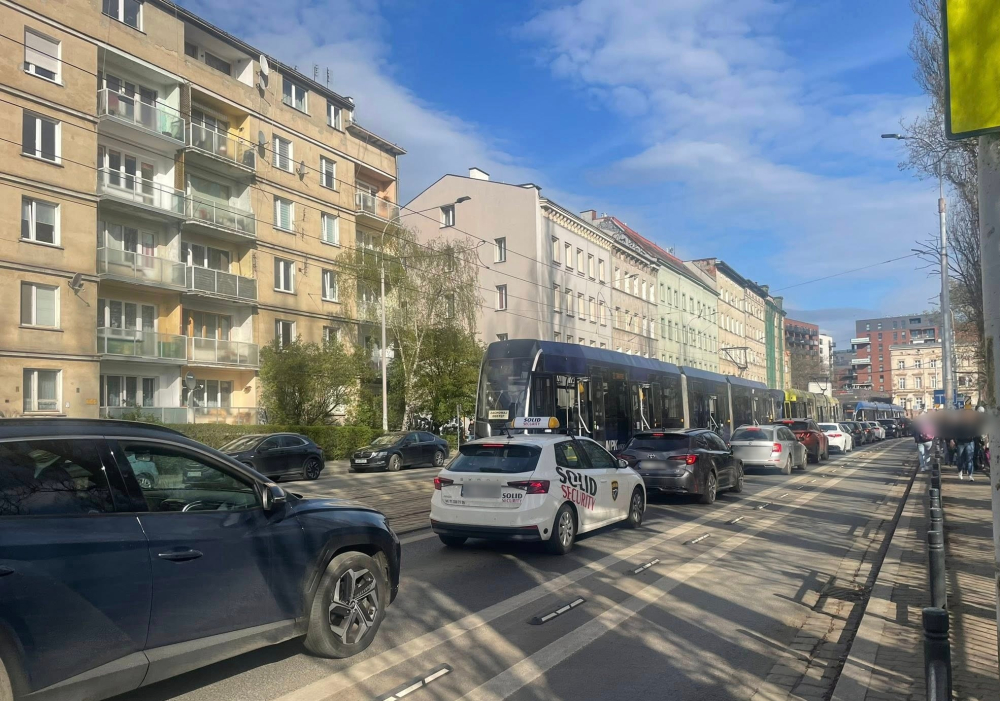 Kolejny dzień pieszego pasażera we Wrocławiu? Brak napięcia w sieci zatrzymał kilkanaście tramwajów – Tramwaje, które z powodu braku napięcia w sieci nie mogą jechać. Fot: Agata Wawrzyniak