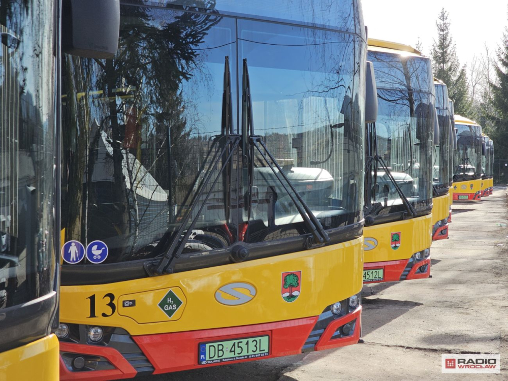 Kto będzie dostarczał wodór do wałbrzyskich autobusów? Obecnie zbiorniki w pojazdach są napełniane do połowy – Kto będzie odpowiadał za dostarczanie wodoru do wałbrzyskich autobusów? Fot: Bartosz Szarafin/ Radio Wrocław