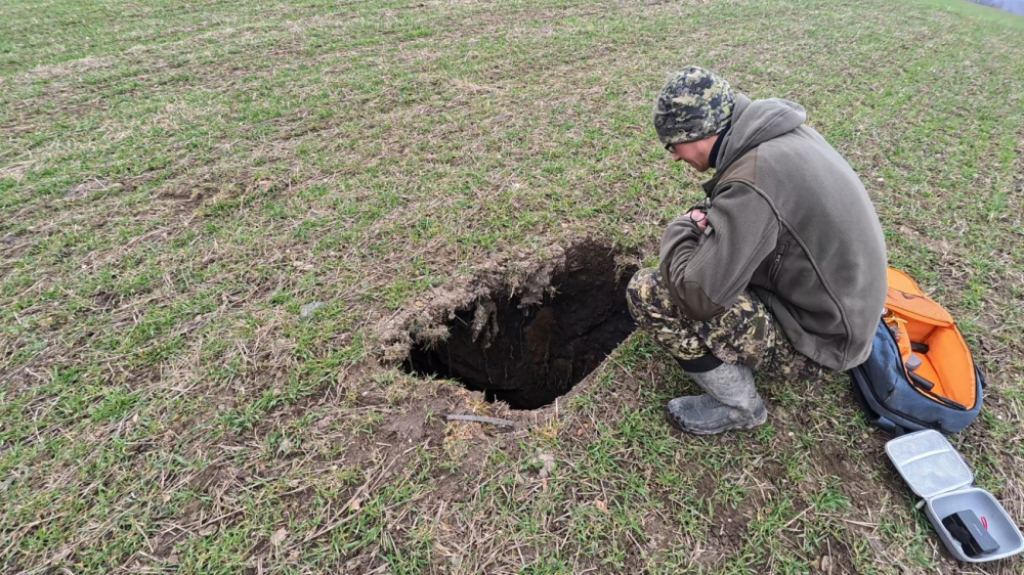 Poszedł na spacer z psem, a odkrył zapadlisko z węglem. Co było pod ziemią? – W Wałbrzychu odkryto niewielkie zapadlisko z pokładem węgla. Fot. Rafał Romanik